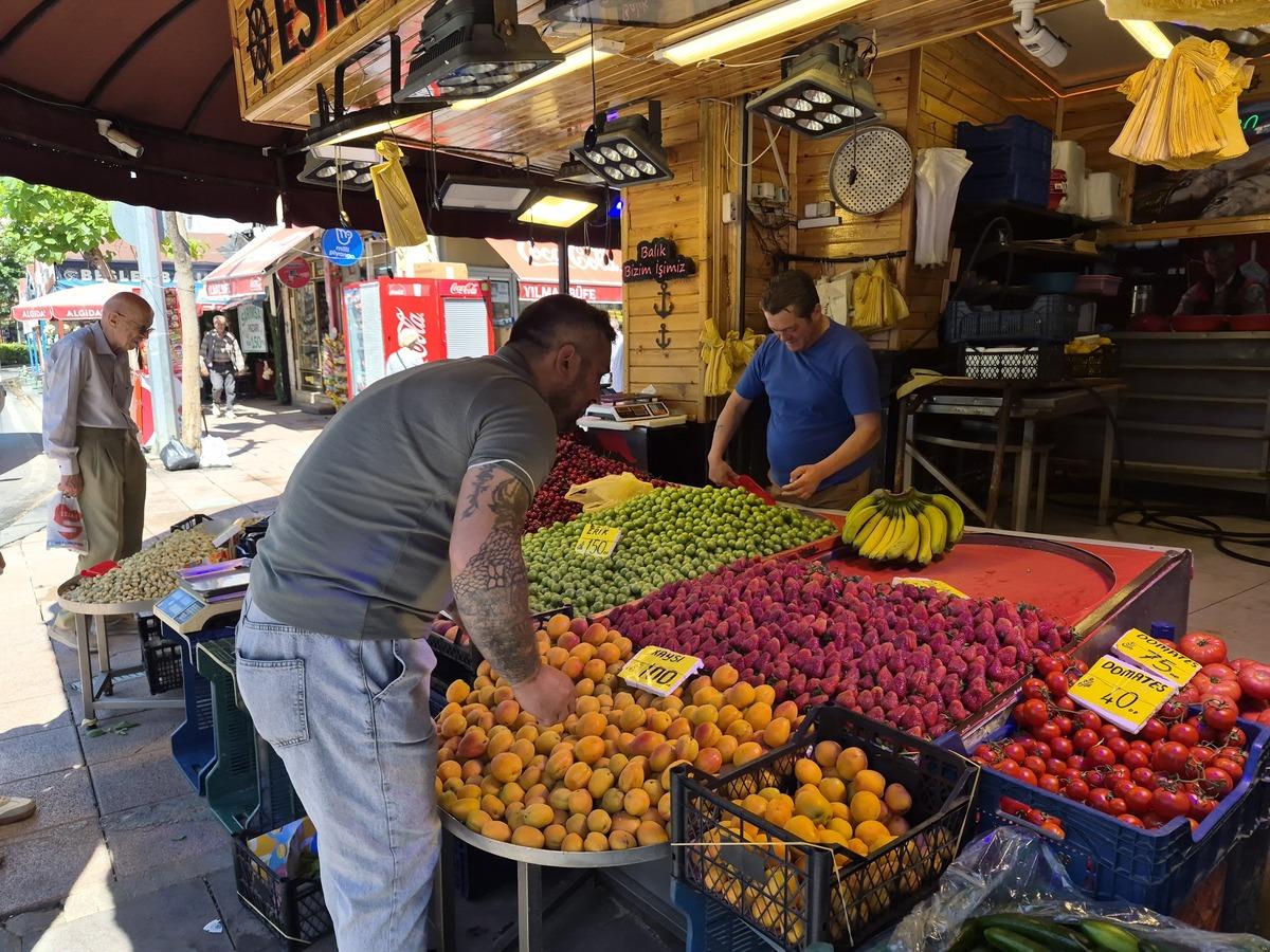 Tezgahlar değişti, &ccedil;areyi b&ouml;yle buldu  Geldiği g&uuml;n t&uuml;keniyor  4