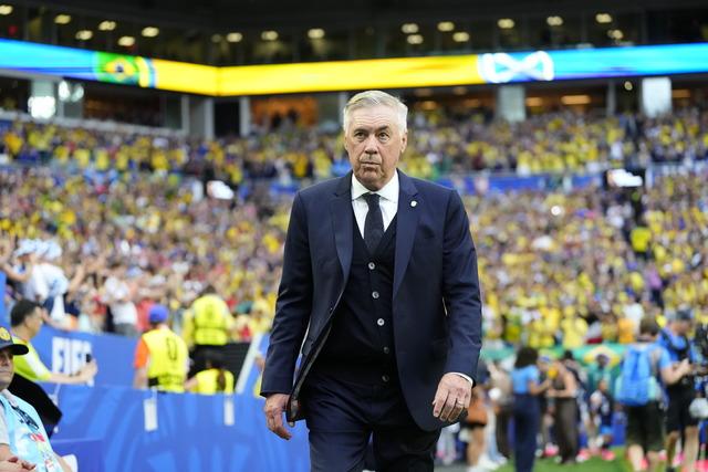 İtalyan Carlo Ancelotti'nin Brezilya milli marşını söylediği anlar...