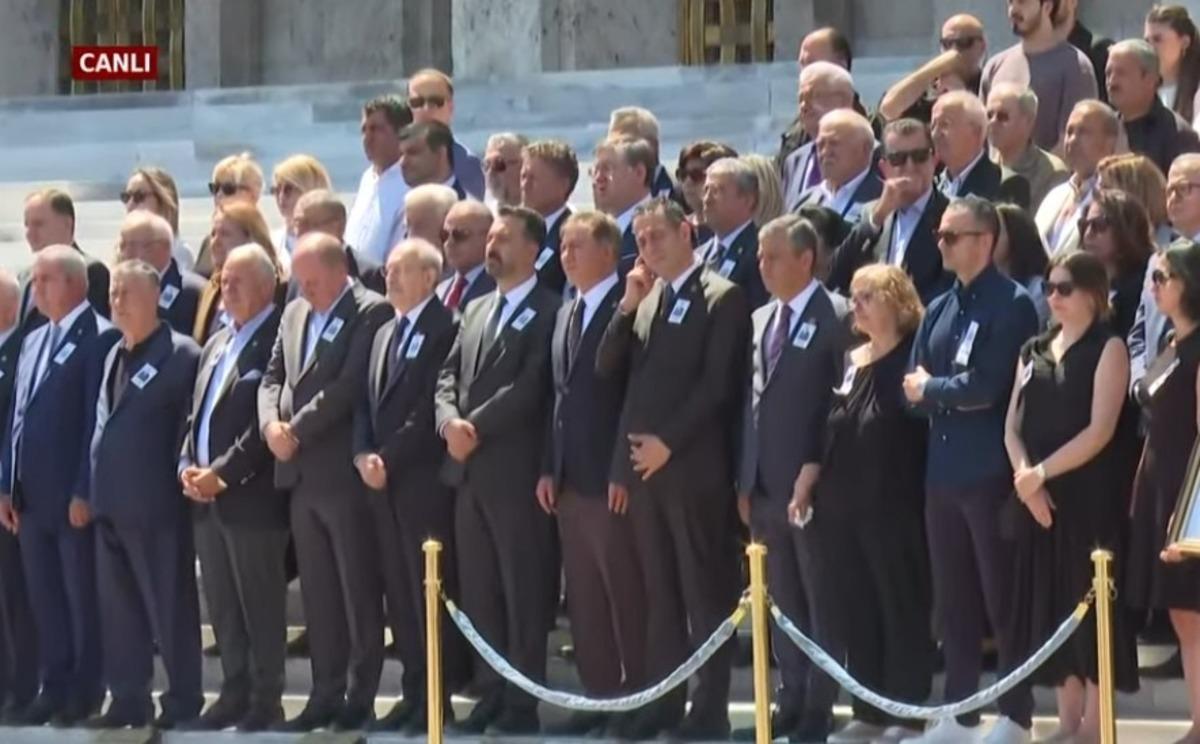 Tokalaşma ve tokalaşmama: Kılı&ccedil;daroğlu ve &Ouml;zel ilk kez yan yana! 2