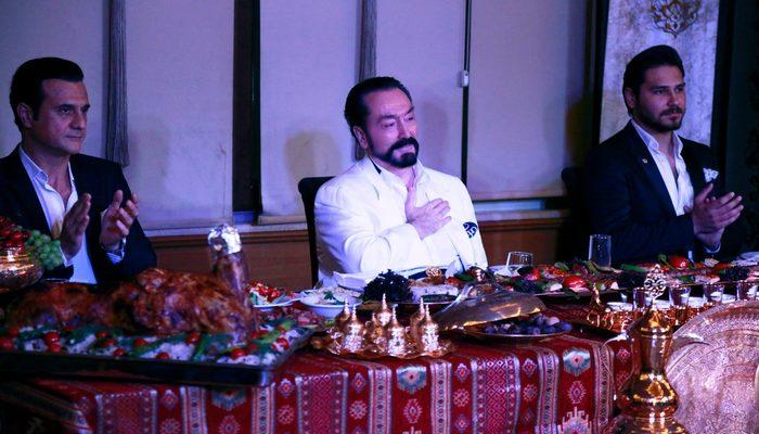 Adnan Oktar'ın sıra gecesinde Mustafa Keser ve Latif Doğan sahnede