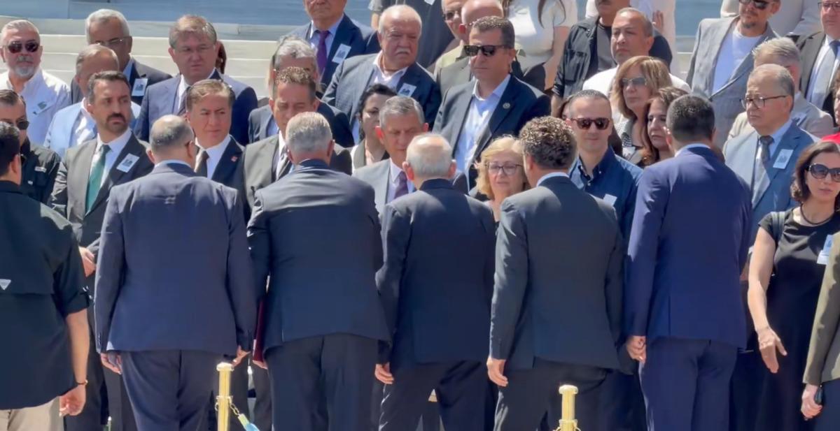 Tokalaşma ve tokalaşmama: Kılı&ccedil;daroğlu ve &Ouml;zel ilk kez yan yana! 6