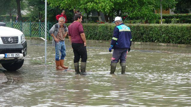 Kocaeli'de sağanak su baskınlarına neden oldu