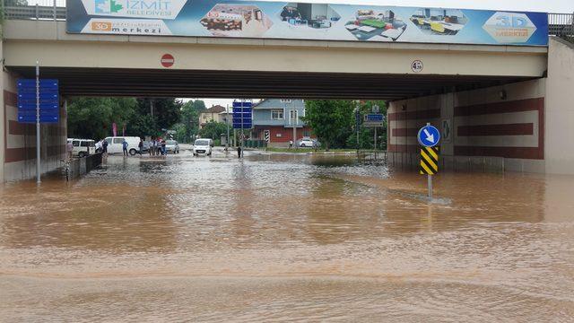 Kocaeli'de sağanak su baskınlarına neden oldu