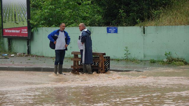 Kocaeli'de sağanak su baskınlarına neden oldu