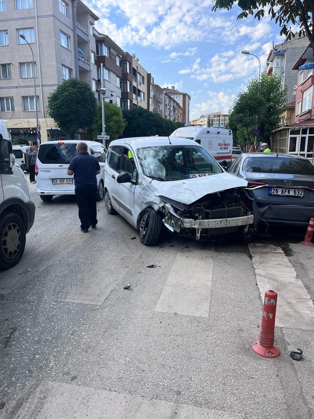 Eskişehir de iş&ccedil;i servisi ile hafif ticari aracın &ccedil;arpıştığı kazada 9 kişi yaralandı 1