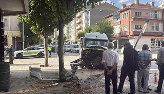 Eskişehir'de iş&ccedil;i servisi ile hafif ticari aracın &ccedil;arpıştığı kazada 9 kişi yaralandı