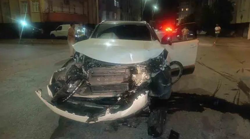 Manavgat&rsquo;ta otomobiller &ccedil;arpıştı: 4 yaralı