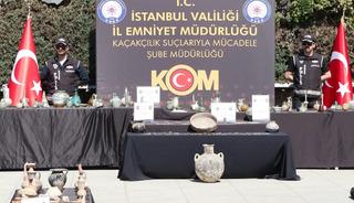 Ele ge&ccedil;irilen tarihi eserler Emniyet'in bah&ccedil;esinde sergilendi