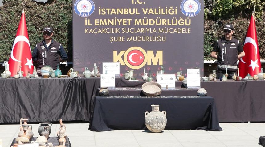 Ele ge&ccedil;irilen tarihi eserler Emniyet'in bah&ccedil;esinde sergilendi