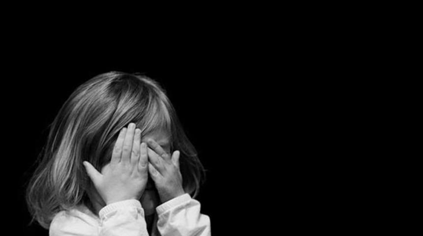 K&uuml;&ccedil;&uuml;k kızı d&uuml;şt&uuml; diye hastaneye getirdiler! Doktor korkun&ccedil; ger&ccedil;eği anladı