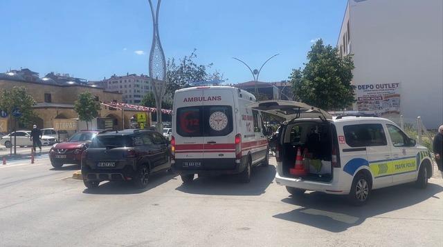 Motosikletin &ccedil;arptığı yaya yaralandı 1