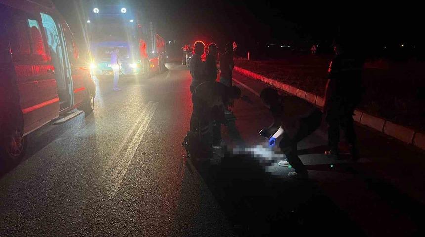 Feci kaza: &Ouml;nce tır &ccedil;arptı, sonra otomobil ezdi