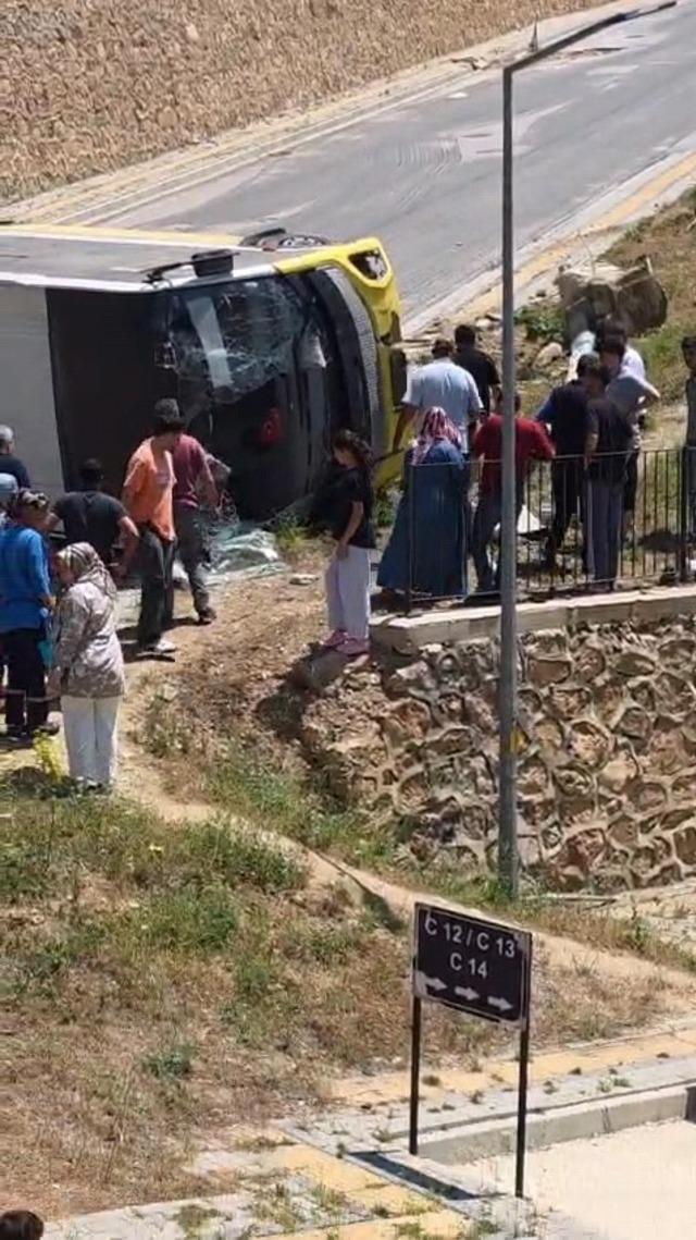 Kontrolden &ccedil;ıkan halk otob&uuml;s&uuml; devrildi: 1 yaralı 4