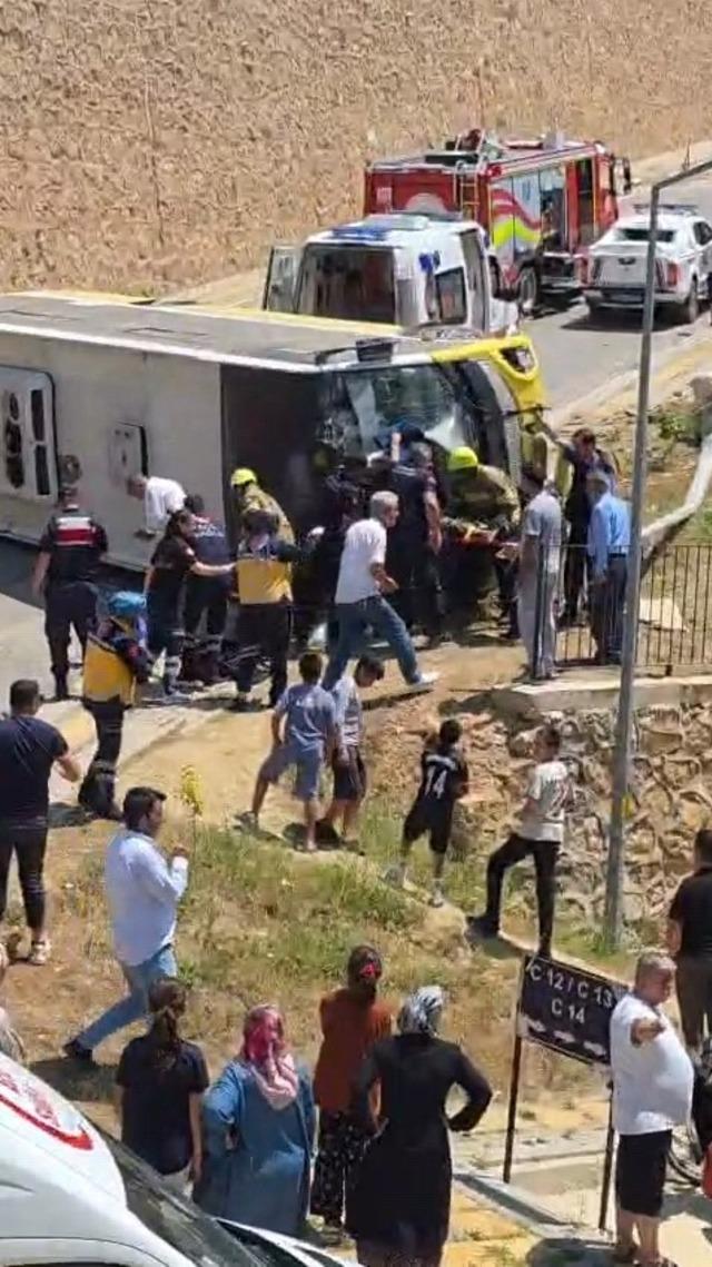 Kontrolden &ccedil;ıkan halk otob&uuml;s&uuml; devrildi: 1 yaralı 3