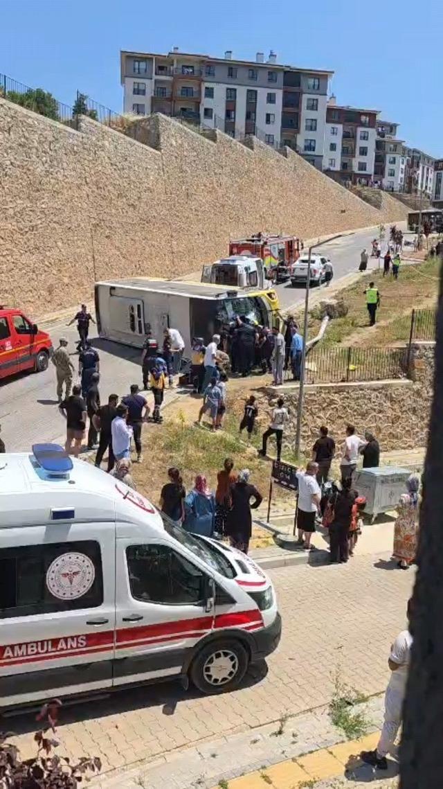 Kontrolden &ccedil;ıkan halk otob&uuml;s&uuml; devrildi: 1 yaralı 2