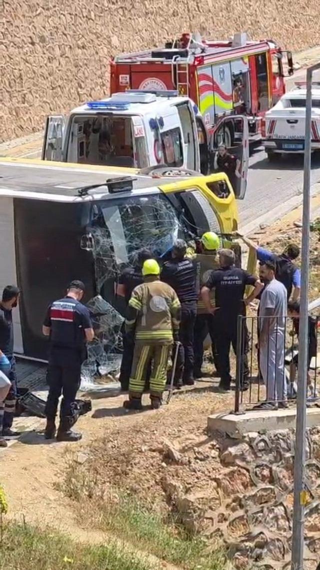 Kontrolden &ccedil;ıkan halk otob&uuml;s&uuml; devrildi: 1 yaralı 1