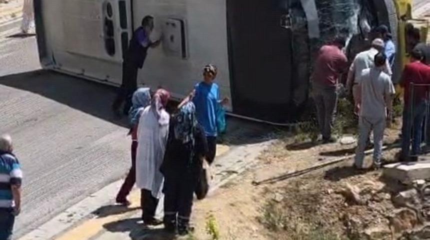 Kontrolden &ccedil;ıkan halk otob&uuml;s&uuml; devrildi: 1 yaralı