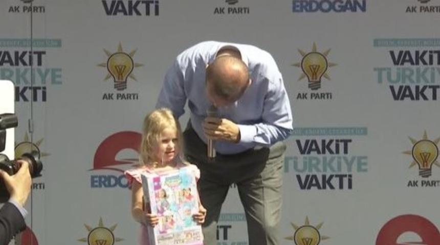 Erdoğan'ın minik kıza sorduğu soru Isparta mitingine damga vurdu