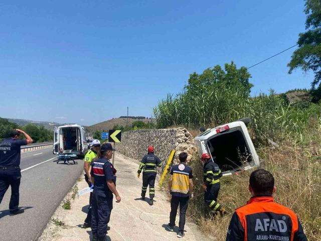 İstinat duvarına &ccedil;arpan hafif ticari ara&ccedil; yan yattı: 1 yaralı 2