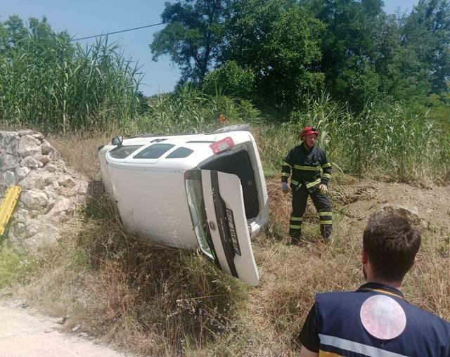 İstinat duvarına &ccedil;arpan hafif ticari ara&ccedil; yan yattı: 1 yaralı 1