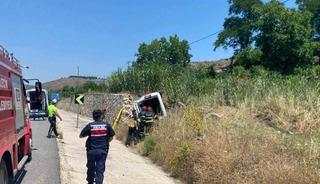 İstinat duvarına &ccedil;arpan hafif ticari ara&ccedil; yan yattı: 1 yaralı