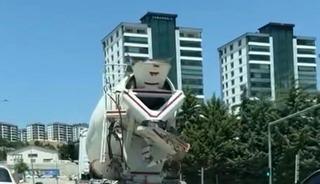 Mikserden taşan beton yola d&ouml;k&uuml;ld&uuml;