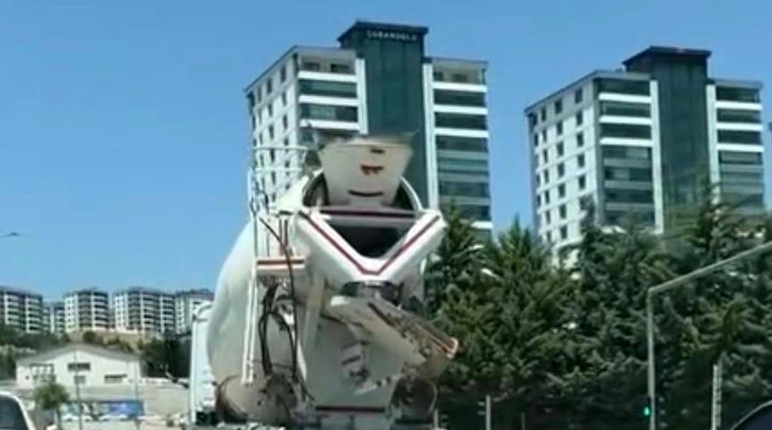 Mikserden taşan beton yola d&ouml;k&uuml;ld&uuml;