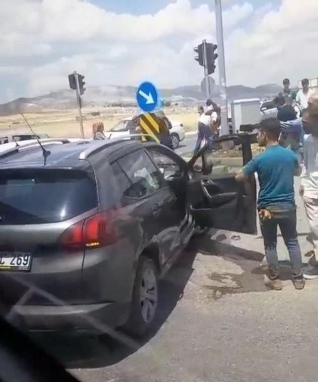 İki otomobilin &ccedil;arpıştığı kazada 1 kişi yaralandı 1