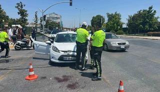 Balıkesir&rsquo;de otomobil motosiklete &ccedil;arptı: 1 yaralı