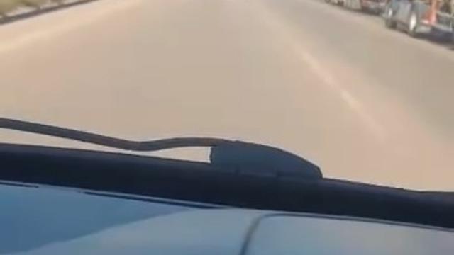 Otobanda kaza kamerada, kıl payıyla kazadan kurtuldu