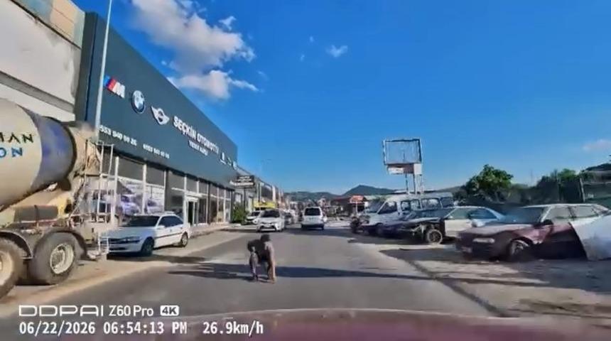 Yola d&uuml;ş&uuml;rd&uuml;ğ&uuml; eşyayı almak isterken saniyelerle &ouml;l&uuml;mden kurtuldu
