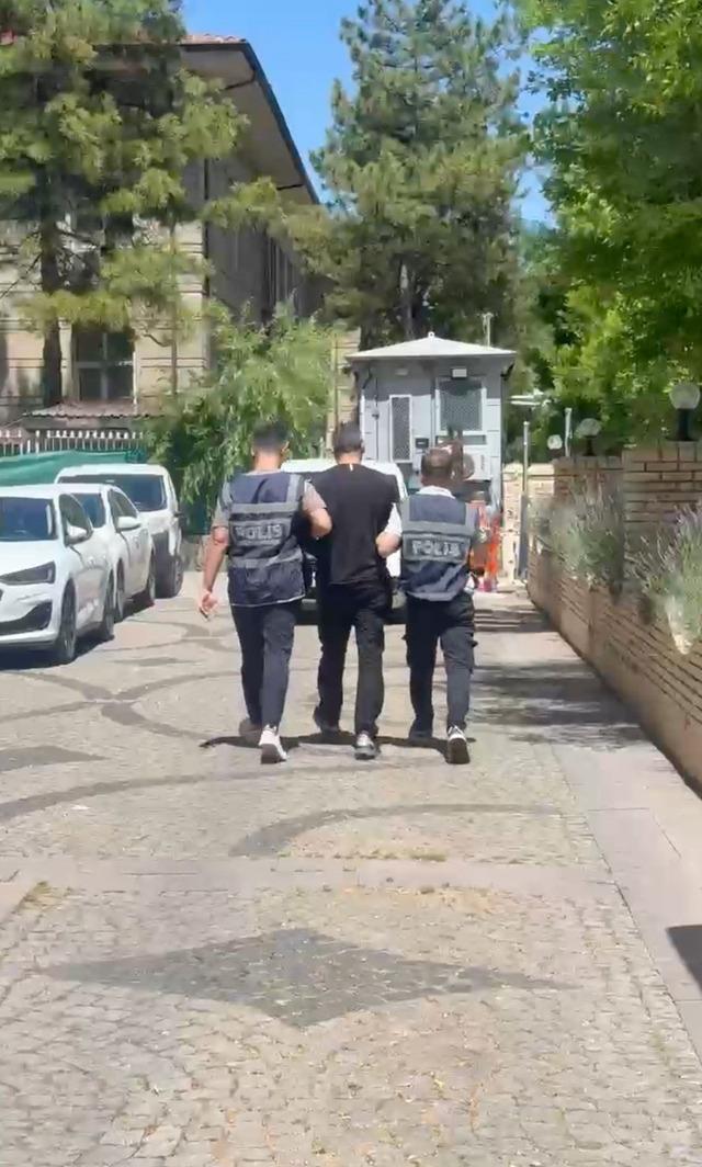 Eskişehir&rsquo;de cinayet h&uuml;k&uuml;ml&uuml;s&uuml; 2 firari, polis ekiplerince yakalandı 2