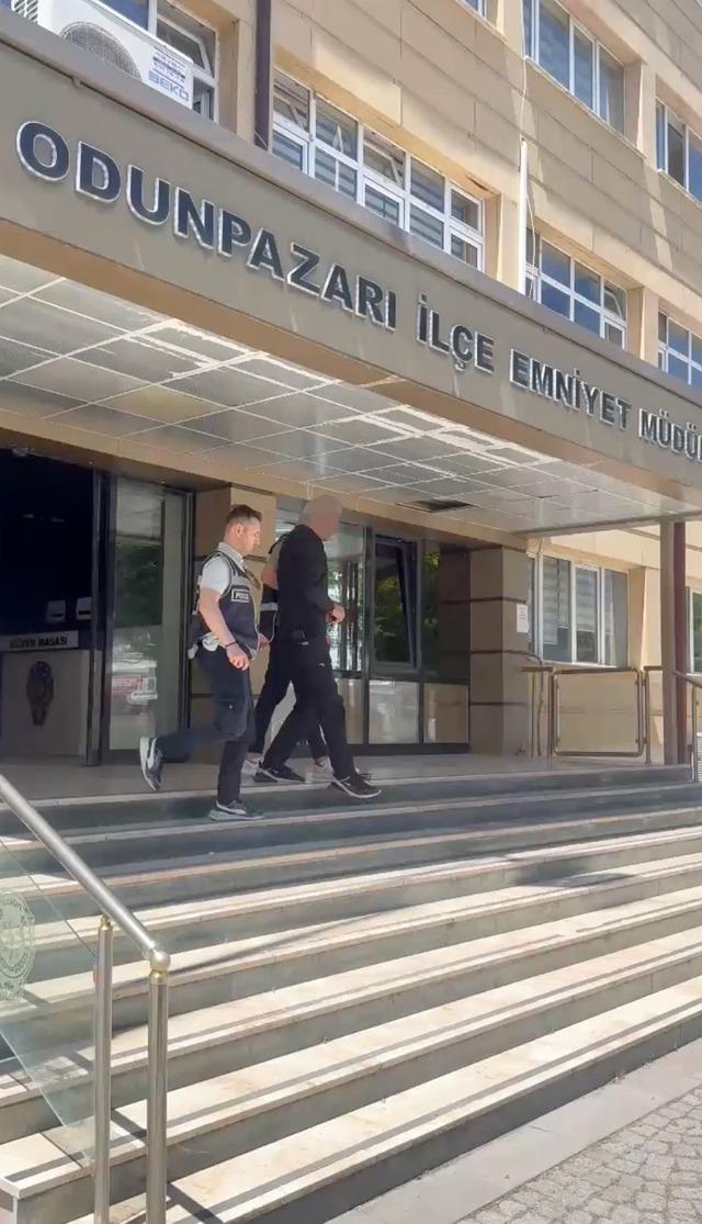 Eskişehir&rsquo;de cinayet h&uuml;k&uuml;ml&uuml;s&uuml; 2 firari, polis ekiplerince yakalandı 1