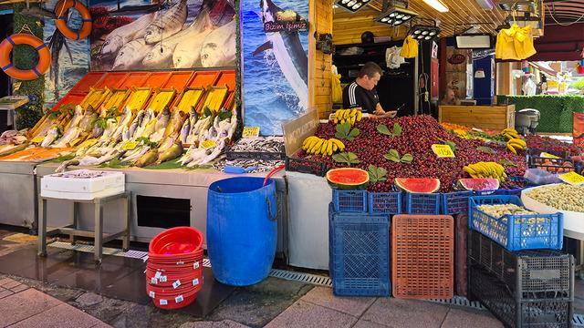 Tezgahlar renk değiştirdi: Yarısı balık yarısı meyve