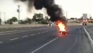 Tekirdağ&rsquo;da seyir halindeki motosiklet alev alev yandı