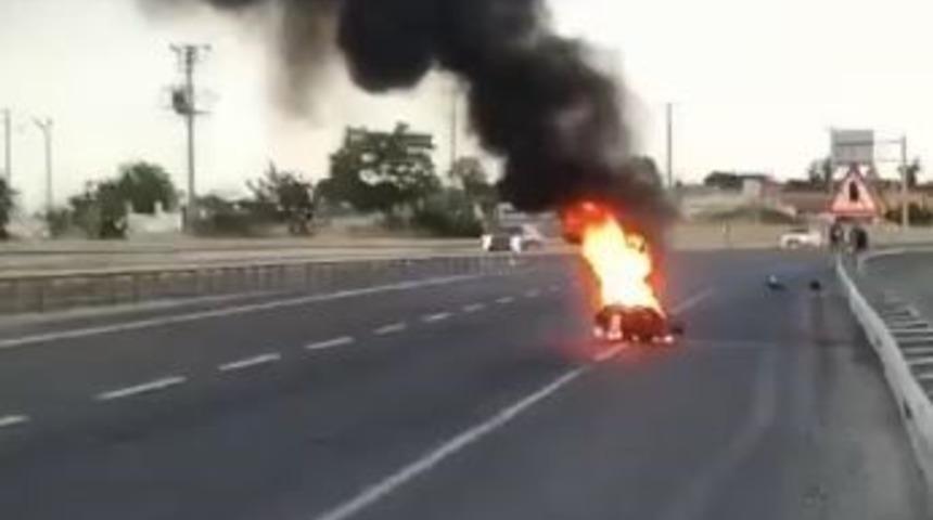 Tekirdağ&rsquo;da seyir halindeki motosiklet alev alev yandı