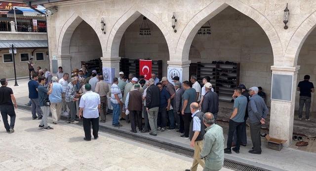 Sivas&rsquo;ta cami cemaatine aşure ikram edildi 1