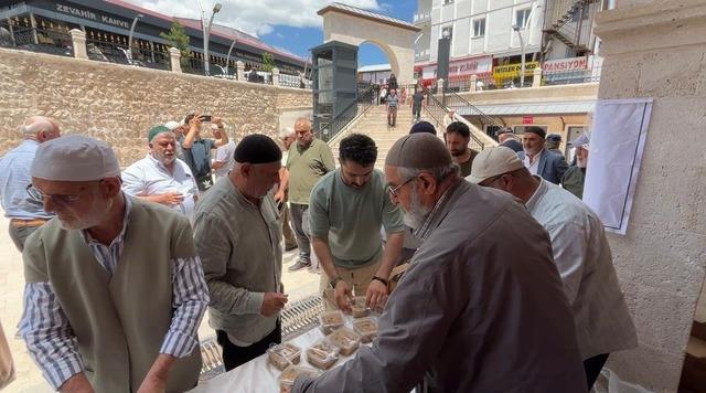 Sivas&rsquo;ta cami cemaatine aşure ikram edildi 2