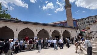 Sivas&rsquo;ta cami cemaatine aşure ikram edildi