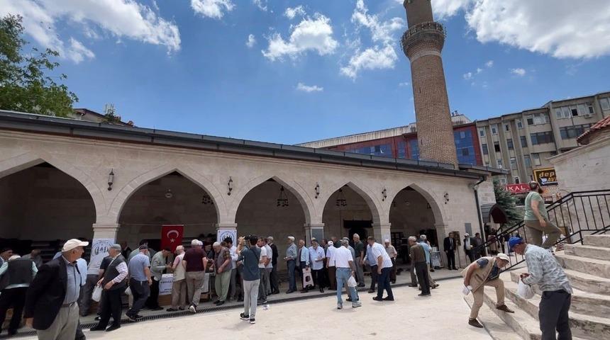 Sivas&rsquo;ta cami cemaatine aşure ikram edildi