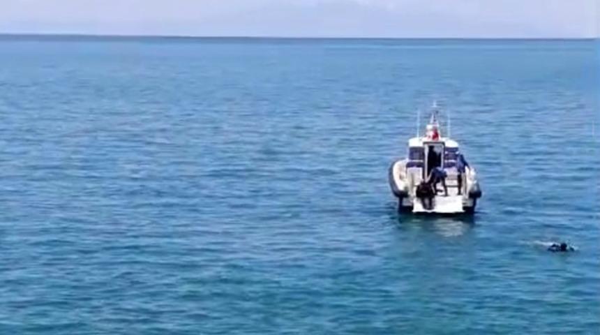 Otomobil Van G&ouml;l&uuml;&rsquo;ne u&ccedil;tu: S&uuml;r&uuml;c&uuml; yaralı kurtarıldı