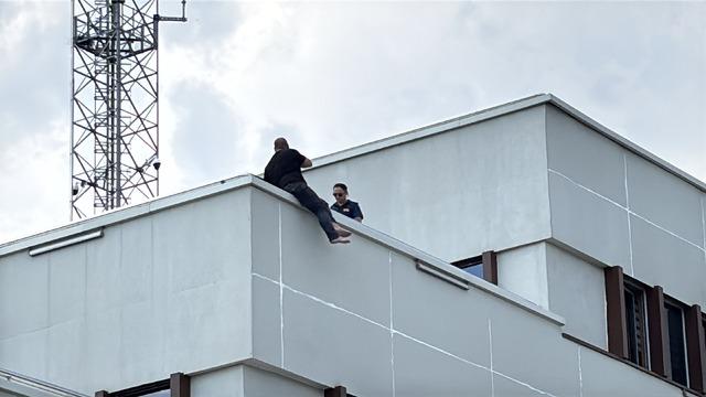 Doğada topladı, başına dert oldu! 2 milyon lira ceza sonrası çatıya çıktı