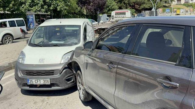 SUV ile hafif ticari ara&ccedil; &ccedil;arpıştı: Baba ve 2 yaşındaki oğlu yaralandı 1