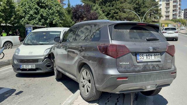 SUV ile hafif ticari ara&ccedil; &ccedil;arpıştı: Baba ve 2 yaşındaki oğlu yaralandı 2