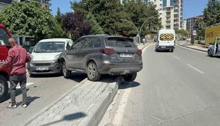 SUV ile hafif ticari ara&ccedil; &ccedil;arpıştı: Baba ve 2 yaşındaki oğlu yaralandı