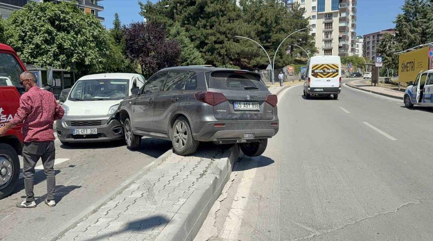 SUV ile hafif ticari ara&ccedil; &ccedil;arpıştı: Baba ve 2 yaşındaki oğlu yaralandı