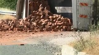 Elazığ’da tuğla yüklü kamyon devrildi: 1 yaralı
