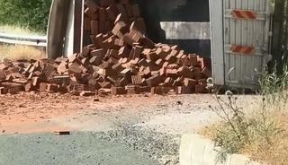 Elazığ&rsquo;da tuğla y&uuml;kl&uuml; kamyon devrildi: 1 yaralı