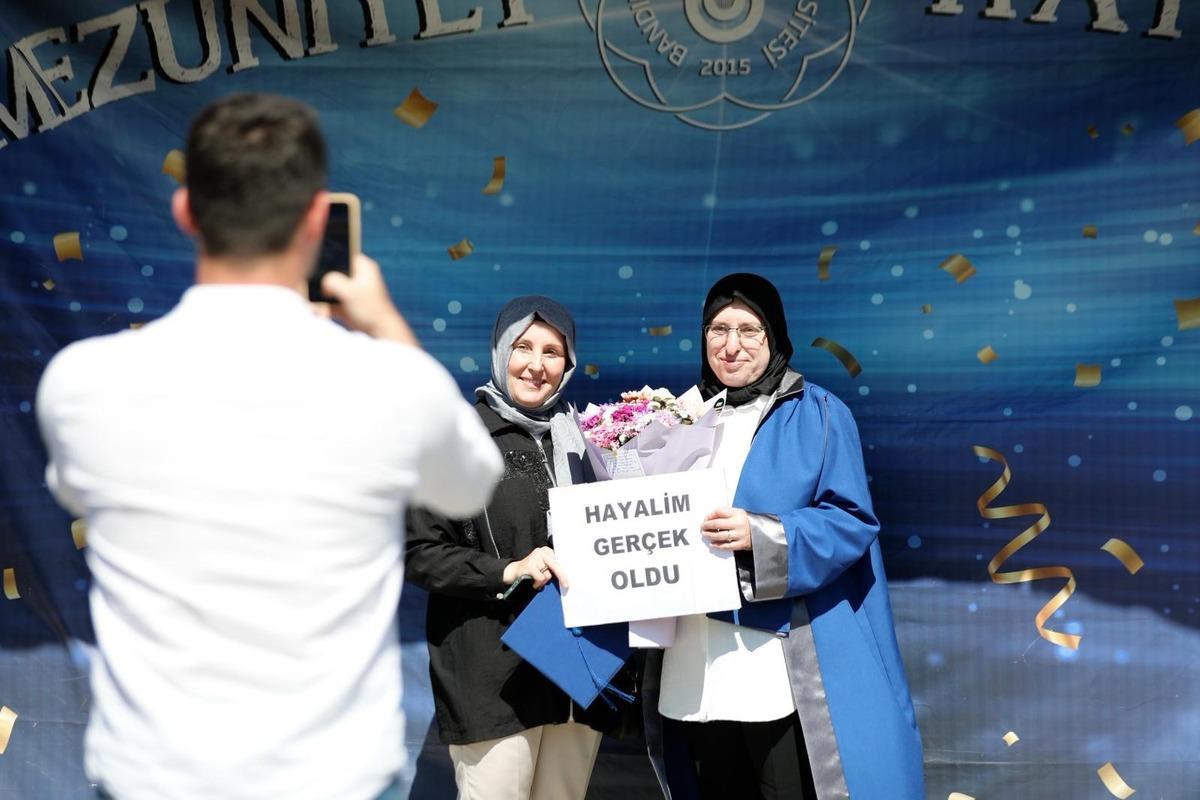 12 yaşında okulu bıraktı, 54 yaşında &uuml;niversiteyi bitirdi 1