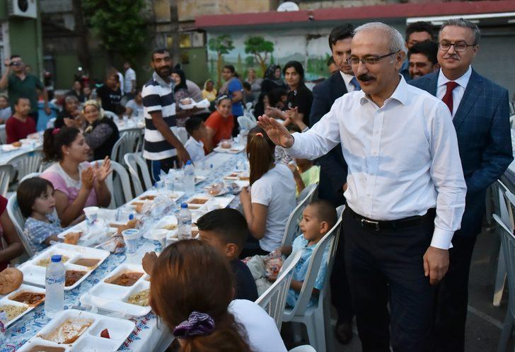 Bakan Elvan Mersin'de vatandaşlarla iftar yaptı G1